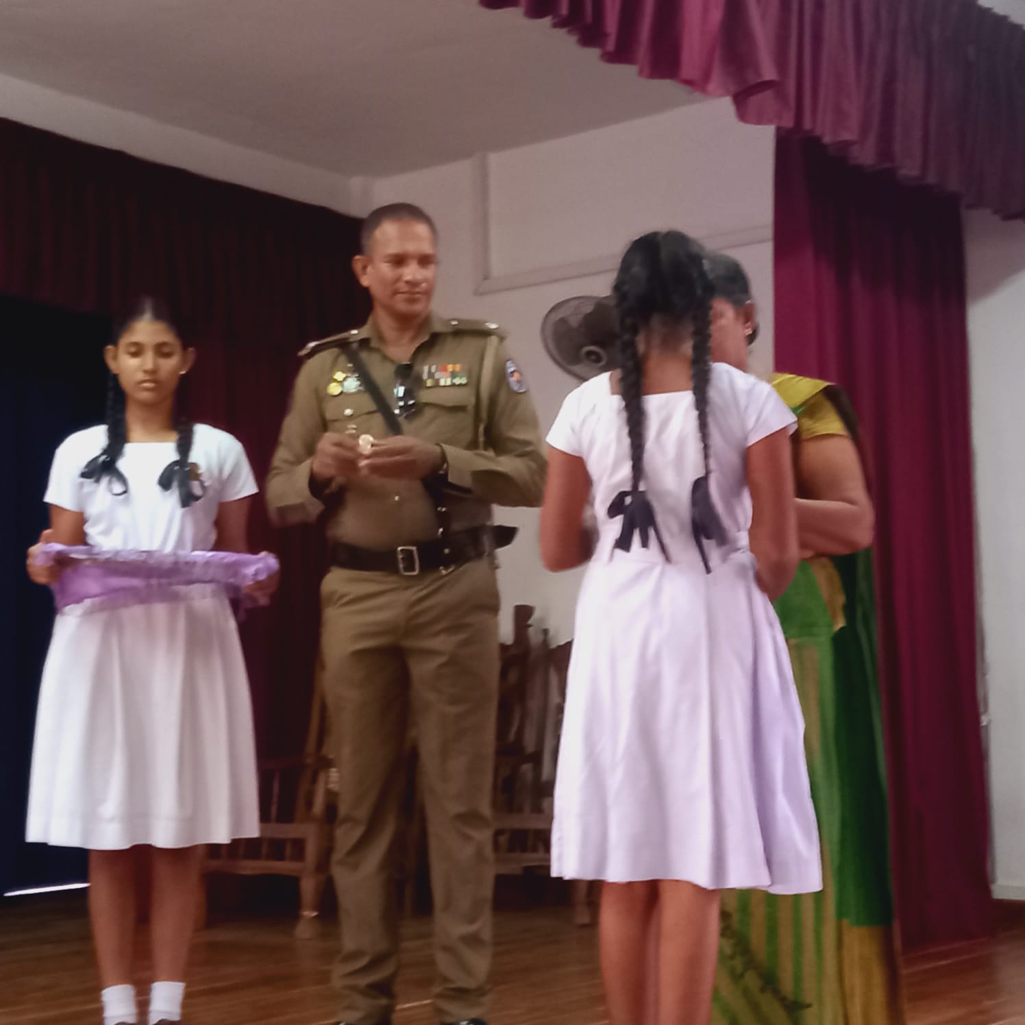 රිය නියාමක සිසුන් සදහා නිල ලාංඡන පැළදවීම